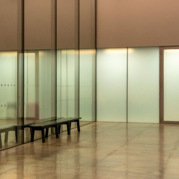 ejemplo de vinilos esmerilados para ventanas de oficinas y comercios